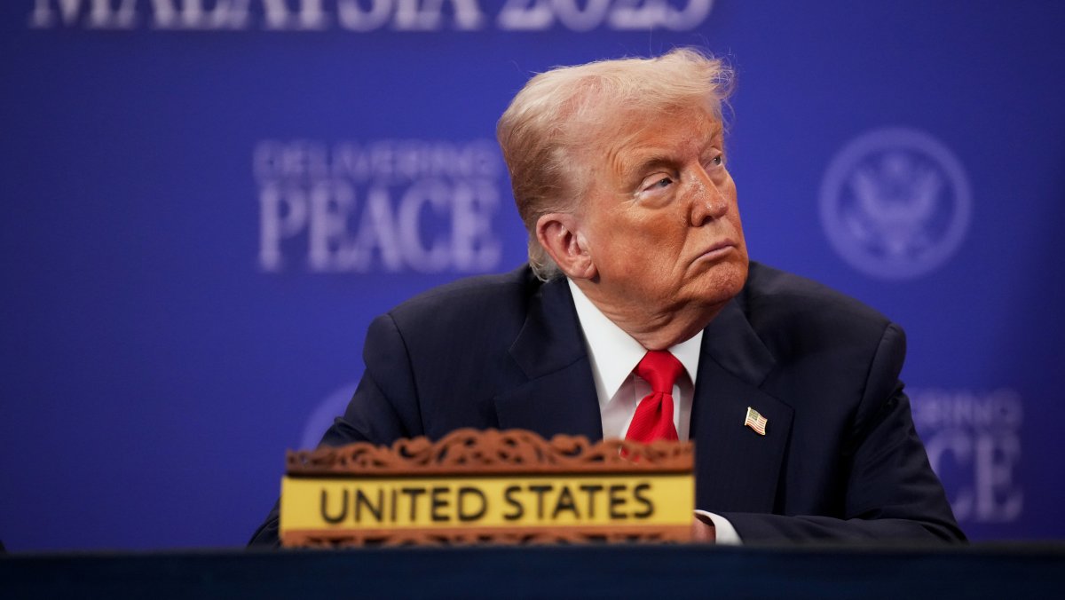 Itu Putih Rumah Menyeberang Ke dalam itu Menghibur Perang, Rilis AI Gambar dari Donald Truf sebagai Menguasai Ketua Memberi hormat di dalam Depan dari sebuah Amerika Bendera Itu Berisi A Besar Kesalahan